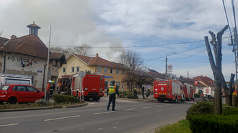 Tűz tombol egy pilisvörösvári üzletben