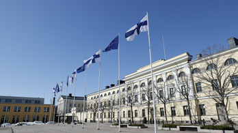 Felvonták a NATO zászlaját Finnországban
