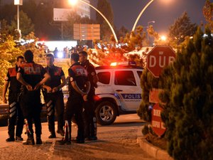 Rakétákkal lőtték a török rendőrség központját