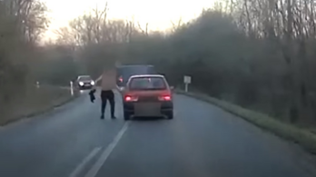 Az út közepén megállt, majd félmeztelenre vetkőzött egy magyar sofőr