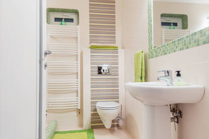 A gyufásdoboznyi fürdőszoba is tágasnak tűnik ezzel a 8 trükkel: kényelmes és praktikus megoldások