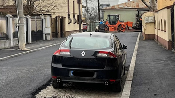 Lazán körbeaszfaltoztak egy parkoló autót Romániában