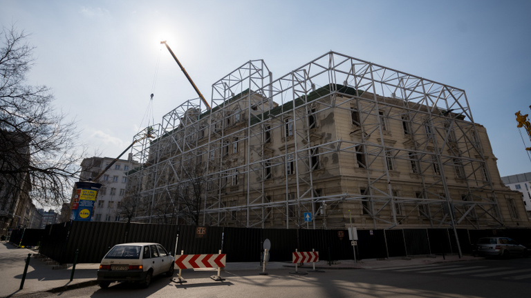 Tömeggyilkosságok helyére épült fel Budapest új szálloda-irodaháza