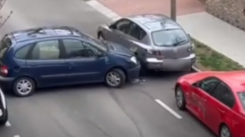 Három parkoló autót is összetört egy budapesti sofőr, akinek még jogosítványa sem volt
