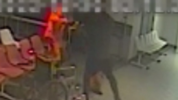 Videón, ahogy a mentősre támad egy részeg férfi a veszprémi kórházban