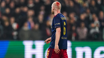 Ömlött az Ajax játékosának fejéből a vér, úgy megdobta egy szurkoló