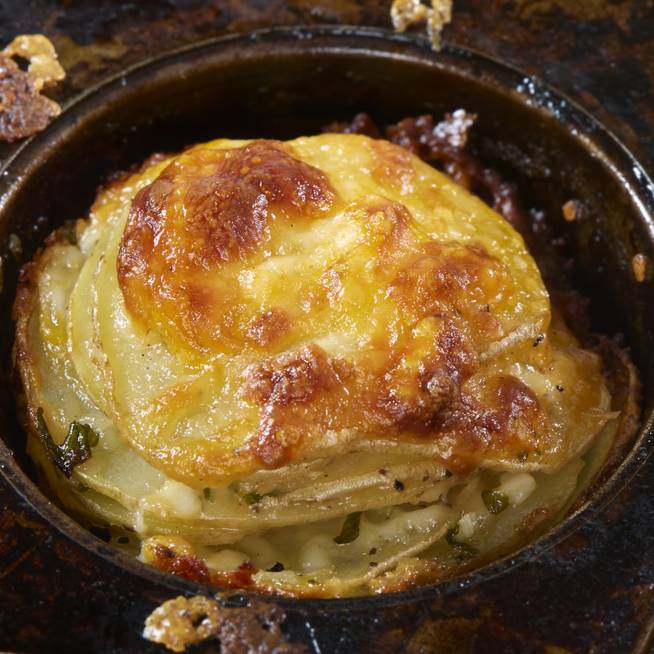 Kívül ropogós, belül krémes krumpli muffinformában rétegezve: olvadt sajt tartja össze