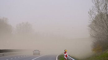 Sűrű por- és homokfelhő miatt figyelmeztetik az M1-esen autózókat