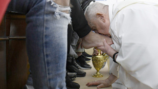 Fiatalkorú bűnözők lábát mosta meg Ferenc pápa nagycsütörtökön