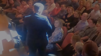 A teljes nézőtér előtt kérte meg párja kezét egy férfi egy budapesti színházban