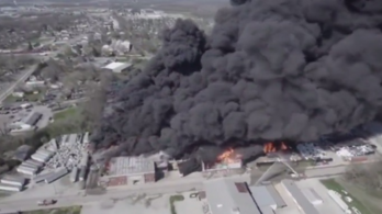 Videó: kigyulladt egy újrahasznosító üzem, ezreket evakuáltak a mérgező füst miatt
