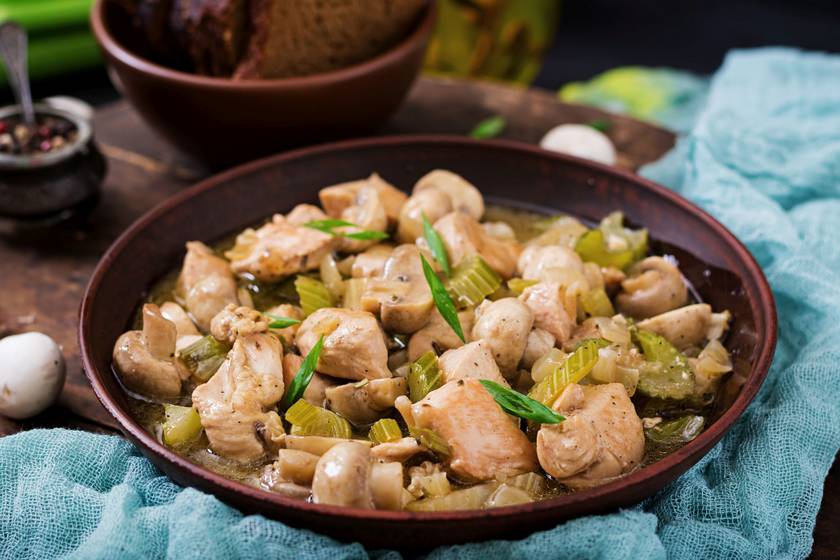Kalóriaszegény sült csirkemell gombával és zellerrel: villámgyors és egészséges vacsora