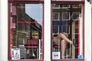 Amszterdam megszabadulna a mulatni vágyó brit fiataloktól – A piros lámpás negyedet is kiköltöztetnék