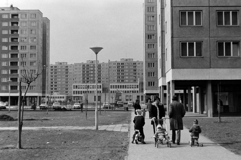 Ilyen volt a lakótelepi élet a 70-es, 80-as években: amikor még a panelházak között pingpongoztunk