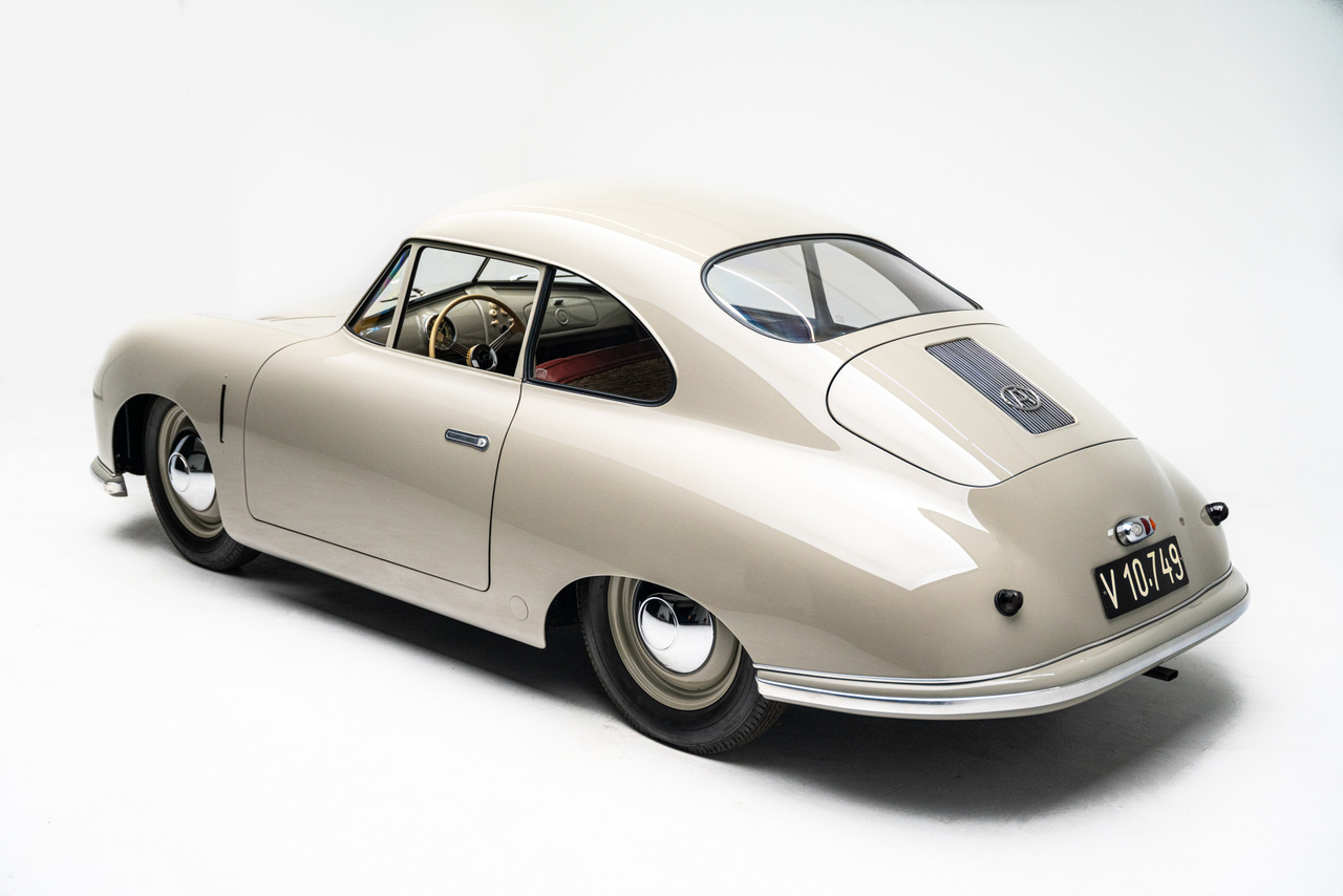 Ettől összességében rövidebb lett a karosszéria, ám hosszabb hátsó túlnyúlással. 1949-ben két ilyen autóval debütált a Porsche Genfben is.
