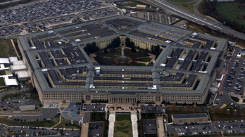Katolikus és szereti a fegyvereket a Pentagon téglája