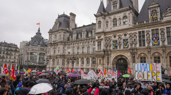 Átment az alkotmánybíróságon Macron nyugdíjreformja