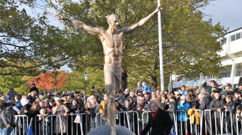 Ismét megrongálták Ibrahimovic szobrát Svédországban