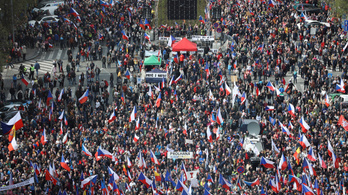 Újra tízezrek vonultak utcára Prágában
