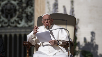 Ferenc pápa szerint sértő II. János Pál pápa molesztálással való megvádolása
