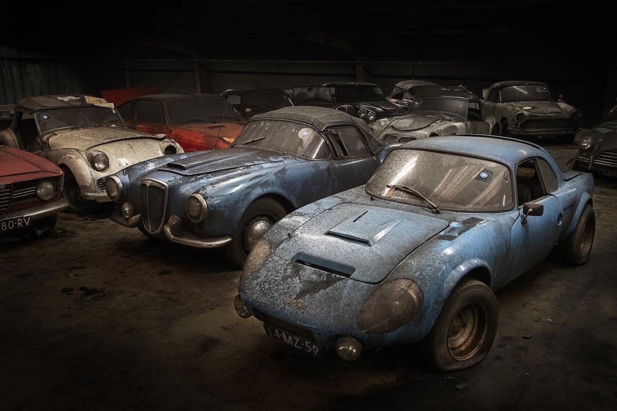 Negyben éve Hollandiában Mr. Palmen autógyűjtésbe kezdett, majd maga indítgatta és szerelte eredeti ritkaságait. Ez a kék szépség itt elől egy 1965-ös Matra-Bonnet Djet. Az apró sportautót 1962-ben még az Automobiles René Bonnet vezette be, de aztán átvette a gyártást a Matra.