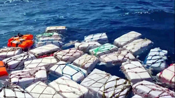 Elképesztő képsorok, két tonna kokain lebegett a vízen Szicília partjainál