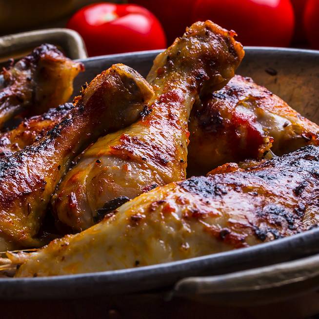 Fűszeres joghurtban pácolt csirkecombok: kevés munkával készül az omlós hús