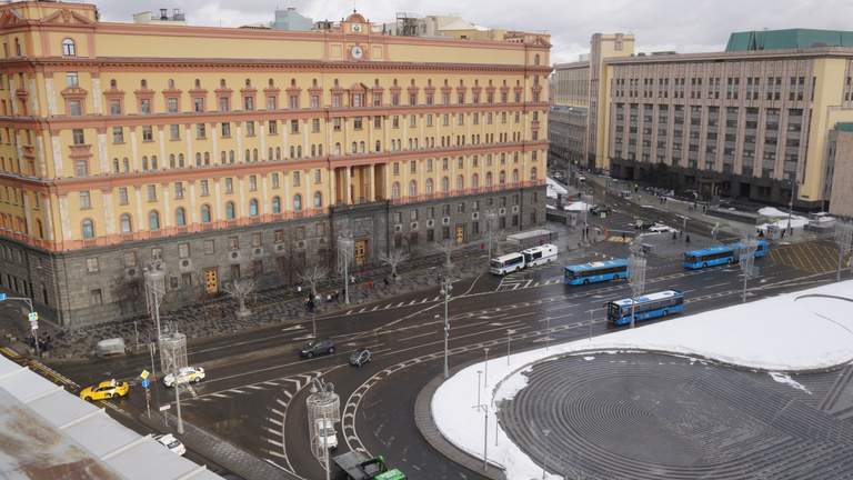 Rejtélyes antennákkal hallgatóznak az orosz nagykövetségek Európa-szerte – még Budapesten is