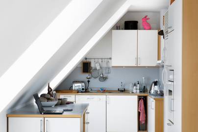 Így lesz csodásan tágas a tetőtéri konyha: nem baj, ha kicsi, és kötött az elrendezése