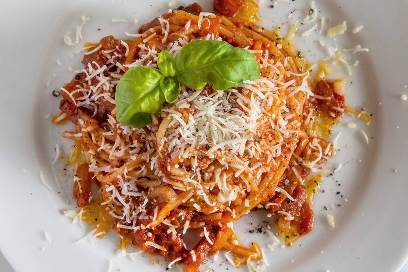 Pár hozzávalós szalonnás spagetti olasz módra: pillanatok alatt elkészül