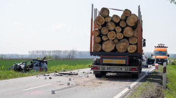 Fát szállító teherautónak csapódott, halálos áldozat is van