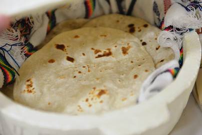 Házi készítésű tortilla kevés hozzávalóból: sokkal olcsóbb, mintha a boltban vásárolnád