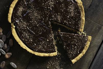 Villámgyors csokis pite rengeteg töltelékkel: ehhez még a sütőt sem kell bekapcsolnod