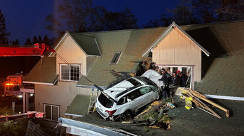 Családi ház tetejére csapódott egy száguldó autó