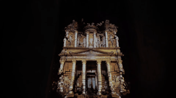 Lenyűgöző fényjátékot vetítettek magyar művészek Petra sziklatemplomára