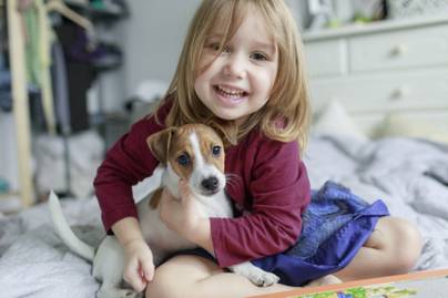 Kutyát kapott a kislány, iszonyú cukin reagált - 15 millióan látták a videót