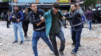 Törökországban száznál is több embert fogtak el terrorszervezetekkel való kapcsolat miatt