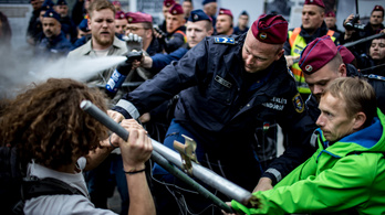 A rendőrség visszautasítja, hogy meg akarta volna félemlíteni a Karmelitánál tüntetőket