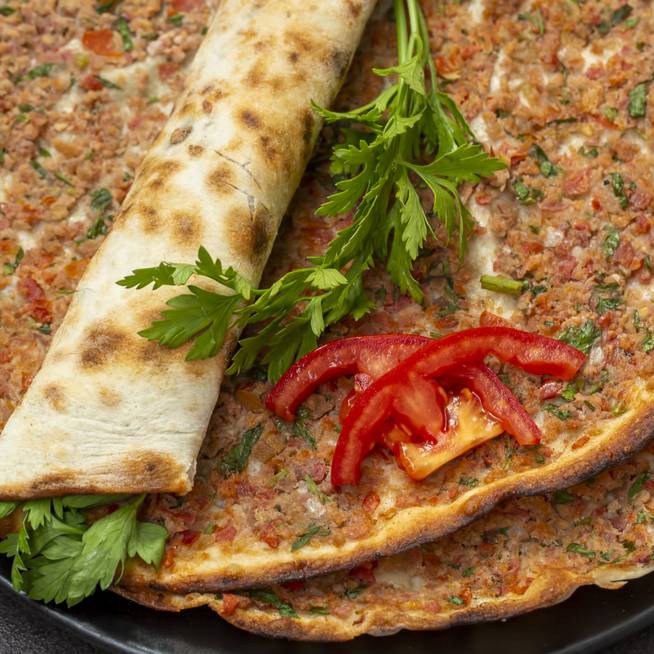 Szuper vékony török pizza, avagy lahmacun: fűszeres hús borítja