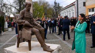 Áll a bál Romániában, le akarják bontani a Novák Katalin által felavatott szobrot