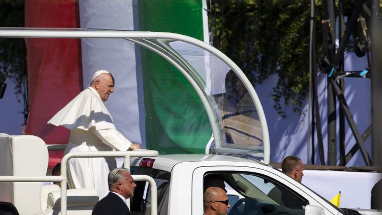Lehegesztett csatornafedelek, mesterlövészek, alternatív útvonalak – így vigyáznak a pápára