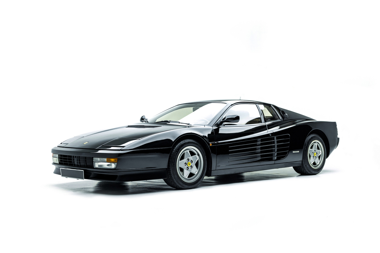 1988-tól ötcsavaros felnikkel szerelték a Testarossákat, melyek 5.7 másodperc alatt ugrottak százra, és meg sem álltak 290 km/h-ig. Ez egy '89-es, tehát Enzo Ferrari halála idején készült példány.