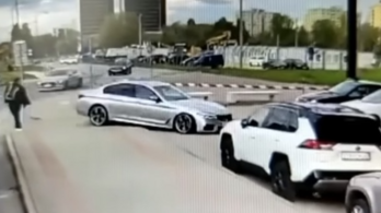 Videón, ahogy egy BMW-s parkoló autókat zúzott össze