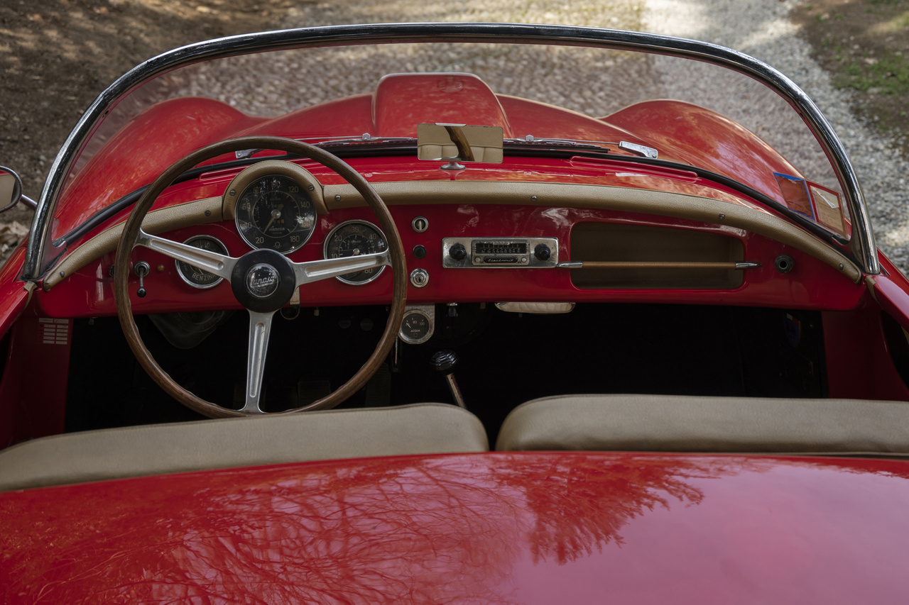 Amellett, hogy szép, készen áll a Mille Migliára is, miközben nyitott Aurelia B24S Spiderből csak 181 darab készült 1955-ben. Ez kívül Rosso, belül Pelle Chiara.