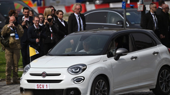 Fagyifehér Fiat SUV-val közlekedik Ferenc pápa Magyarországon