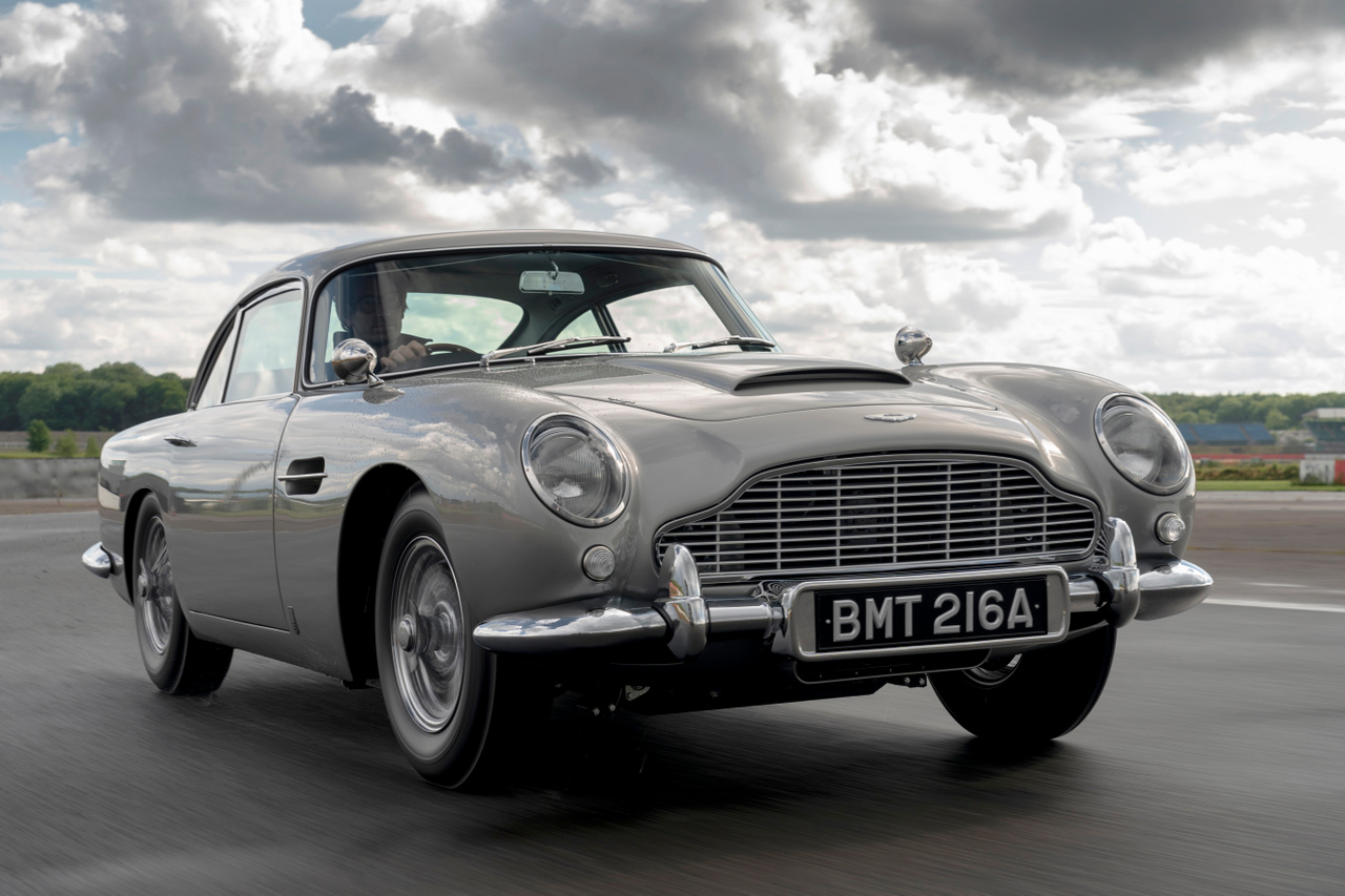 Emlékszel rá, hogy négy éve bejelentett az Aston Martin 25 újra legyártott DB5 James Bond autót? Ezeket ugyan nem lehet utcán használni, de legalább egymilliárd forintba került darabjuk. Most viszont úgy tűnik, volt más haszna is a programnak.