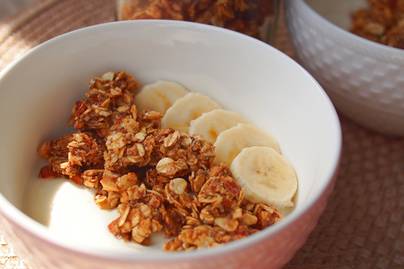 Ropogós házi granola hozzáadott cukor és olaj nélkül: banán édesíti