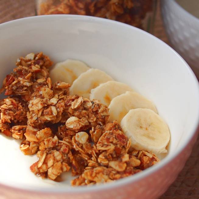 Ropogós házi granola hozzáadott cukor és olaj nélkül: banán édesíti