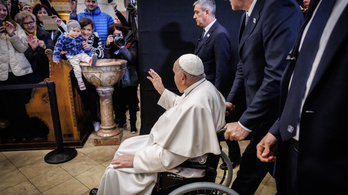 Ferenc pápa a kezébe vett egy kisbabát, megpuszilta, majd beszédet mondott a Rózsák terén