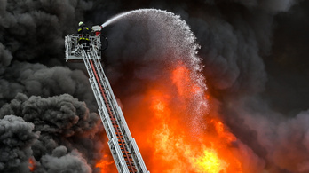 Száz tűzoltóval is egy napig oltották a tüzet a soroksári autóbontóban